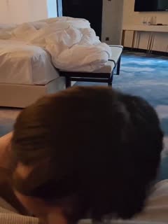 调教母狗狗爬过来口交