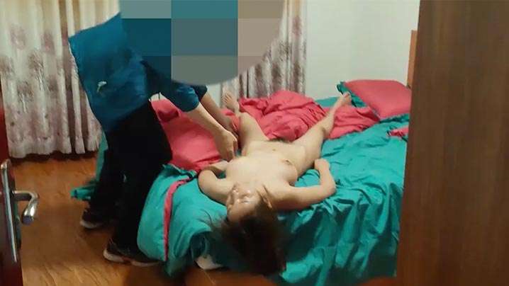 绿帽男找代驾司机【迷玩自家女友】死猪裸体被抱到房间迷操，然后又抱到客厅玩弄-绿奴性癖 HD