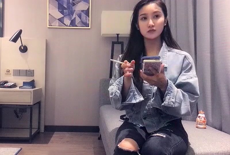 ERUN-051 高颜值女神大长腿，沙发抠穴啪啪