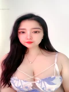 ZTQ-808 #龙龙_颜值高极品巨乳美女主播，撩下衣服摇动美乳揉捏给狼友看