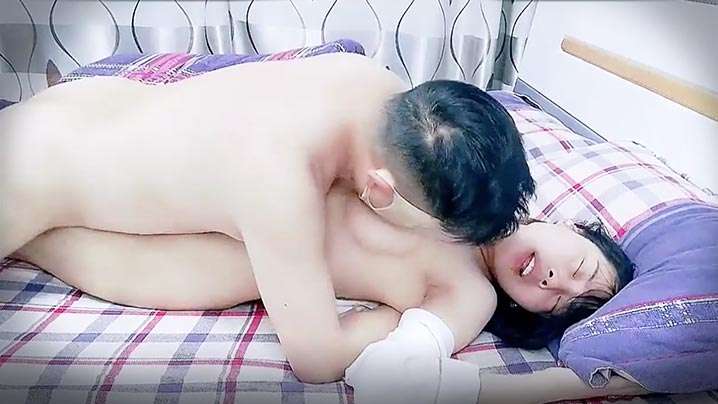 MTM-037 KU喂不饱的小少妇出轨露脸镜头前发骚诱惑大哥，让大哥压在身下蹂躏，亲着小嘴揉着奶吃骚奶子，大鸡巴各种暴力抽插